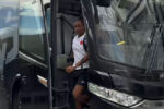 Vasco registra chegada das Meninas da Colina ao estádio de São Januário
