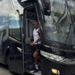 Vasco registra chegada das Meninas da Colina ao estádio de São Januário