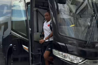 Vasco registra chegada das Meninas da Colina ao estádio de São Januário