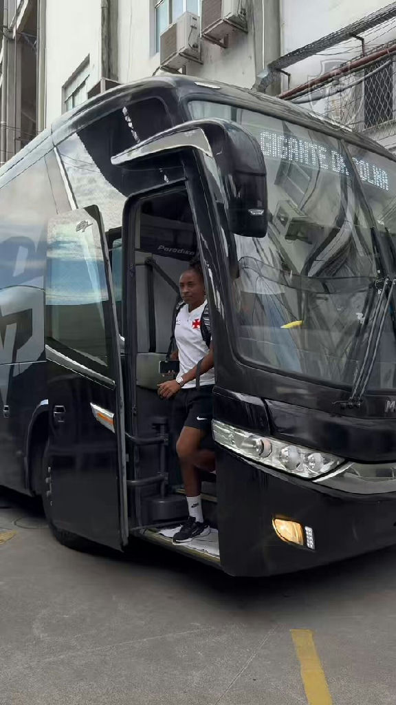 Vasco registra chegada das Meninas da Colina ao estádio de São Januário