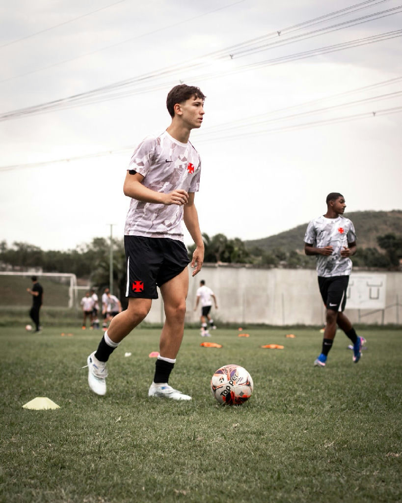 Vasco Sub-17 intensifica preparação para confronto decisivo contra o Santos