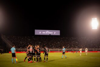 Vasco supera barreira da altitude em Bogotá e mantém invencibilidade contra Santa Fe