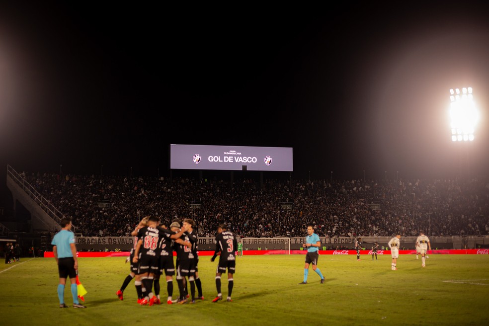 Vasco supera barreira da altitude em Bogotá e mantém invencibilidade contra Santa Fe