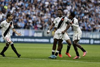 Vasco supera Grêmio fora de casa e mantém foco em sequência de decisões