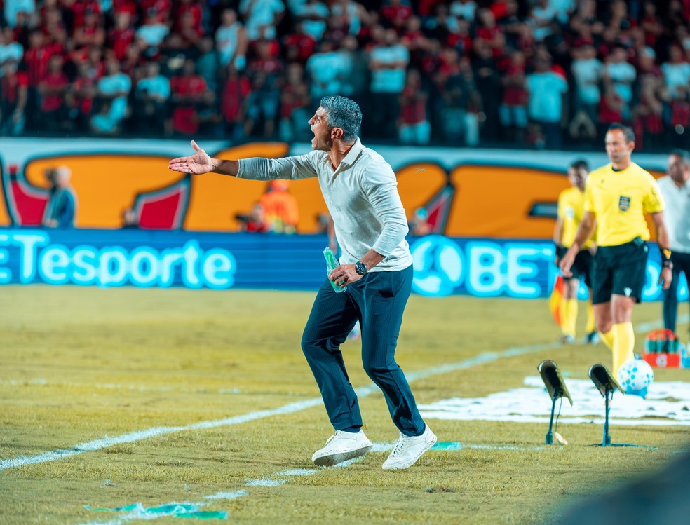 Vasco vence Vitória e garante vaga na semifinal da Copa do Brasil