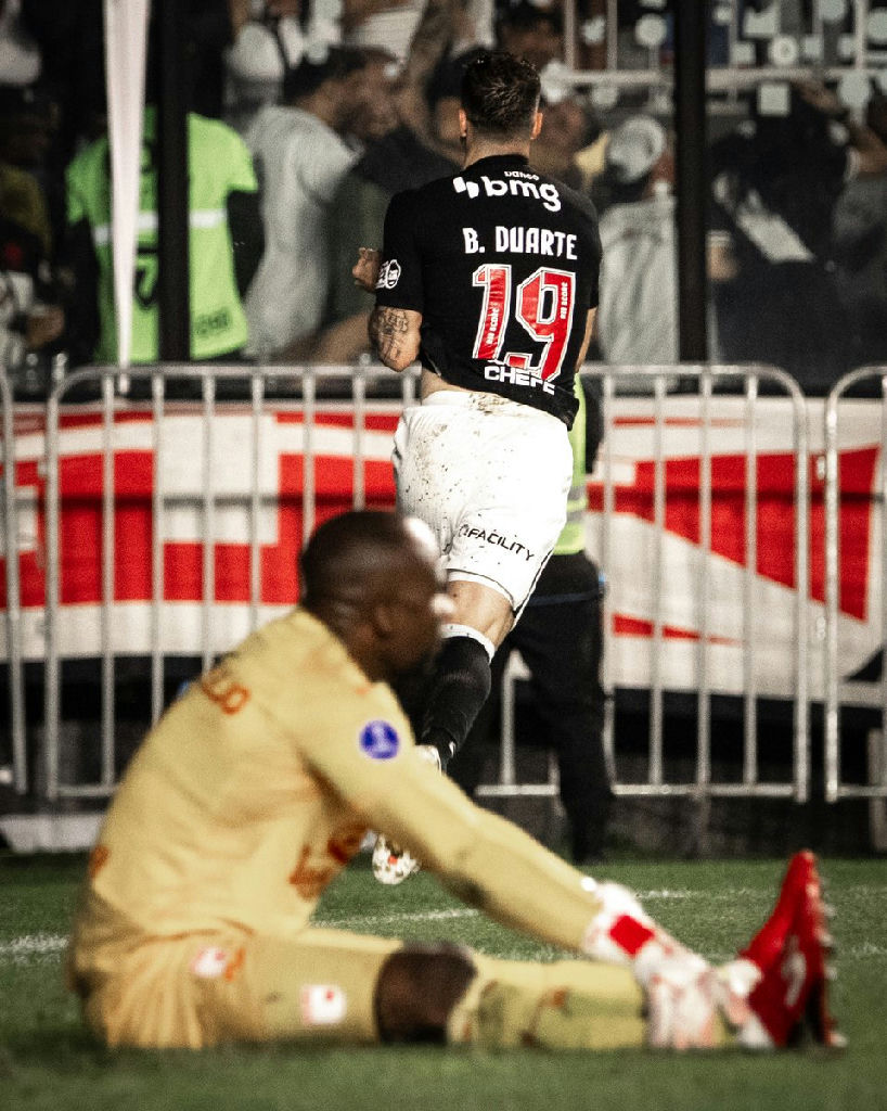 Vasco viraliza com postagem provocativa após lance contra goleiro adversário