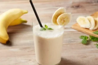 Vitamina de banana com aveia é alternativa natural para substituir bebidas industrializadas