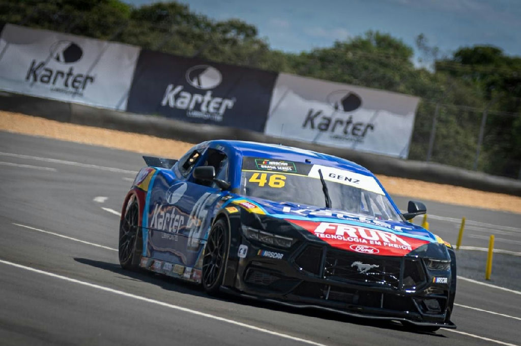 Vitor Genz garante pole position no oval de Curvelo pela NASCAR Brasil
