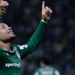 Vitor Roque ganha elogios da comissão técnica após vitória do Palmeiras