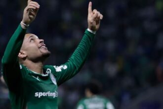 Vitor Roque ganha elogios da comissão técnica após vitória do Palmeiras