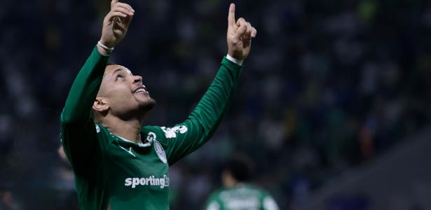 Vitor Roque ganha elogios da comissão técnica após vitória do Palmeiras