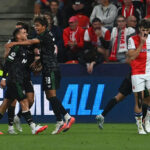 Vitória dramática: Lens vira nos acréscimos e supera Slavia Praha na Champions