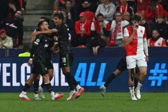Vitória dramática: Lens vira nos acréscimos e supera Slavia Praha na Champions