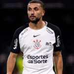 Zakaria Labyad desmente críticas sobre gramados brasileiros e revela tentativa de atrair Ziyech