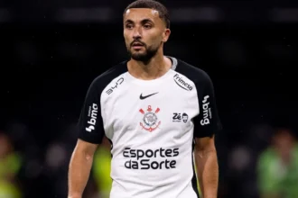 Zakaria Labyad desmente críticas sobre gramados brasileiros e revela tentativa de atrair Ziyech
