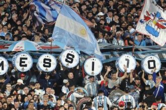 A devoção argentina por Messi e o abismo de identificação da seleção brasileira