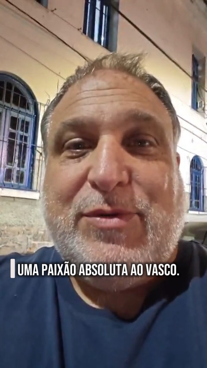 A força da torcida vascaína no maracanã após eliminação