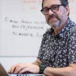 A vocação que resiste ao tempo: professores veteranos mantêm a paixão pelo ensino