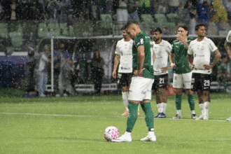Abel Ferreira critica cobrança de pênalti de Paulinho em vitória do Palmeiras