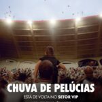 Ação especial promove chuva de pelúcia para torcedores no estádio