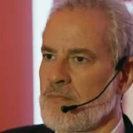 Ademir prepara fuga do Brasil após ser desmascarado pelo assassinato de Arthur em Quem Ama Cuida