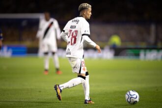 Adson assume protagonismo e lidera campanha do Vasco na Sul-americana