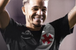 Adson celebra 26 anos de vida com homenagem oficial do Vasco