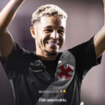 Adson celebra 26 anos de vida com homenagem oficial do Vasco