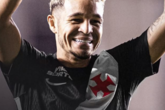 Adson celebra 26 anos de vida com homenagem oficial do Vasco