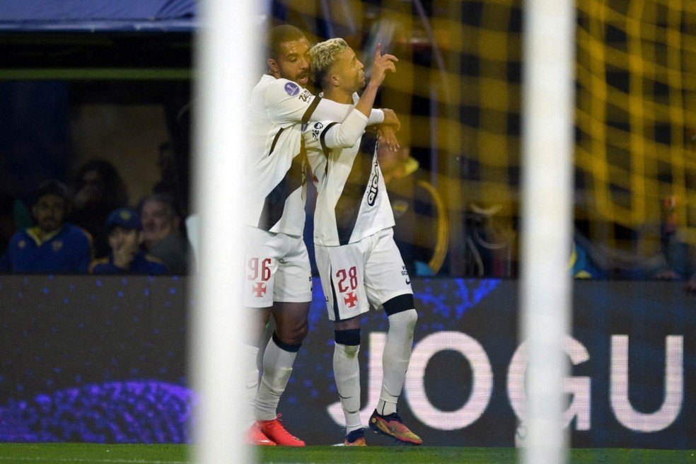 Adson fica fora de jogo do Vasco mas deve retornar no clássico