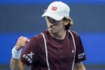 Alex de Minaur supera Djokovic na corrida para o ATP Finals e sugere mudanças no saque