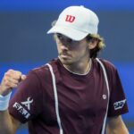 Alex de Minaur supera Djokovic na corrida para o ATP Finals e sugere mudanças no saque