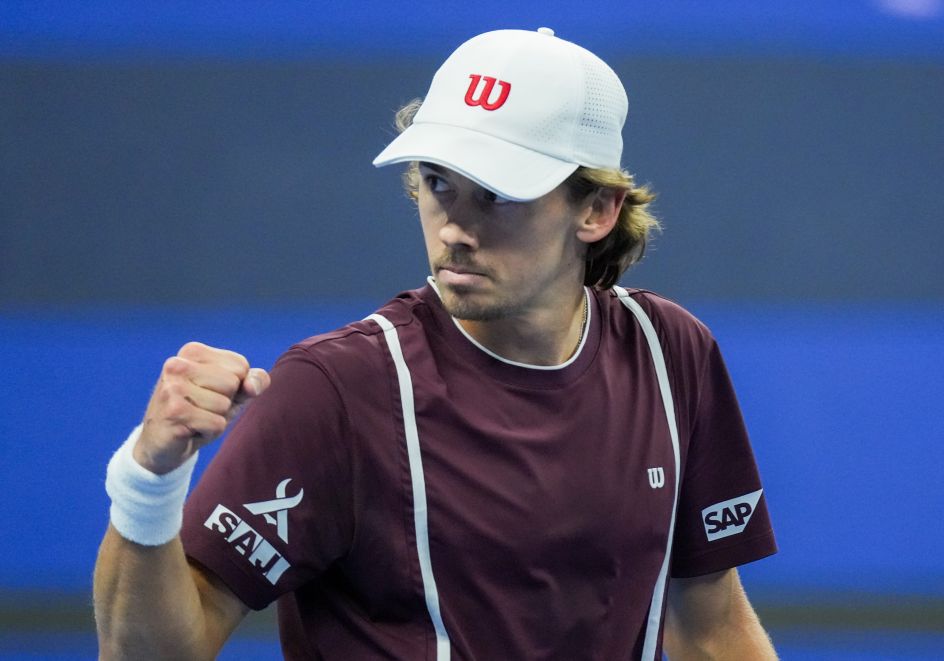 Alex de Minaur supera Djokovic na corrida para o ATP Finals e sugere mudanças no saque