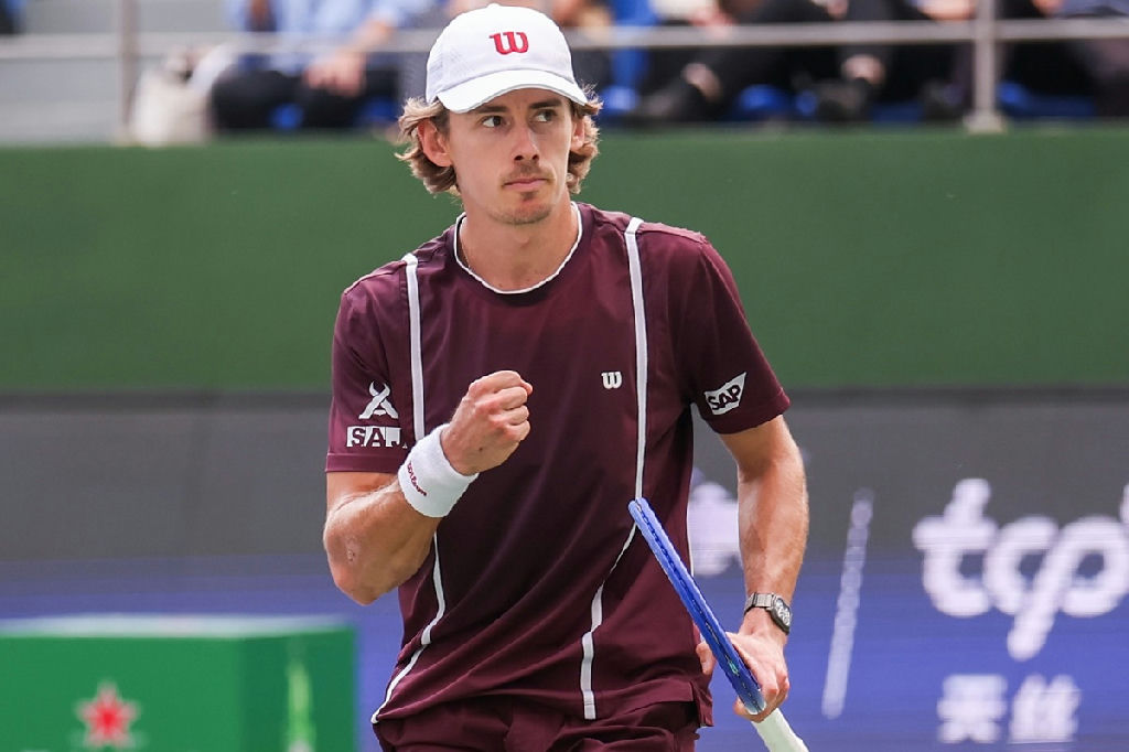 Alex de Minaur supera lesão e avança às oitavas no Masters 1000 de Xangai