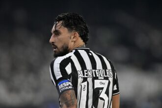Alex Telles convoca torcida do Botafogo para clássico decisivo contra o Vasco