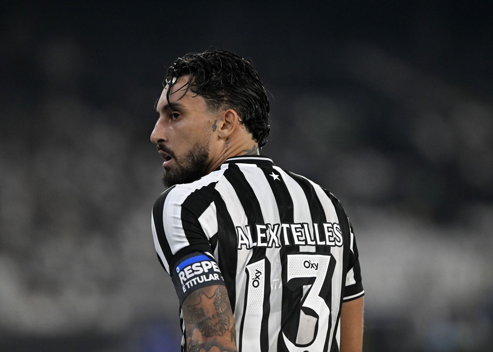 Alex Telles convoca torcida do Botafogo para clássico decisivo contra o Vasco