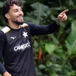 Alex Telles destaca impacto de Tite e foca na permanência do Botafogo