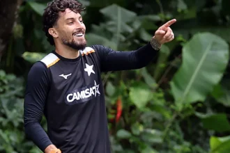 Alex Telles destaca impacto de Tite e foca na permanência do Botafogo