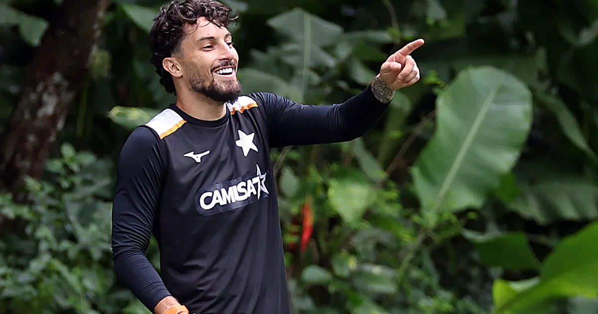 Alex Telles destaca impacto de Tite e foca na permanência do Botafogo