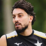 Alex Telles detalha renovação com Botafogo e prioriza projeto do clube