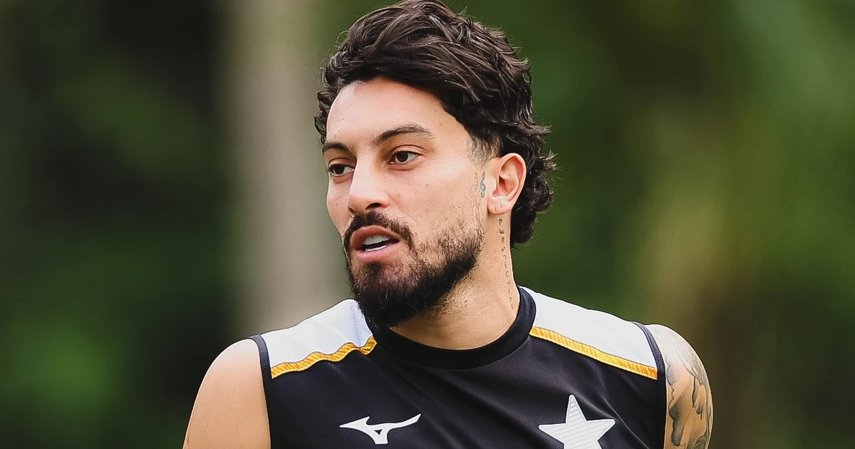 Alex Telles detalha renovação com Botafogo e prioriza projeto do clube