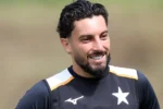 Alex Telles pede apoio da torcida do Botafogo para o clássico contra o Vasco no Nilton Santos