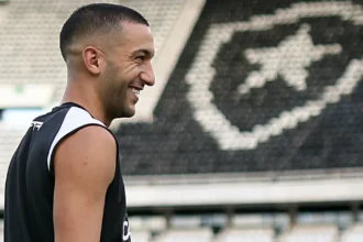 Alex Telles projeta crescimento de Ziyech e destaca adaptação no Botafogo