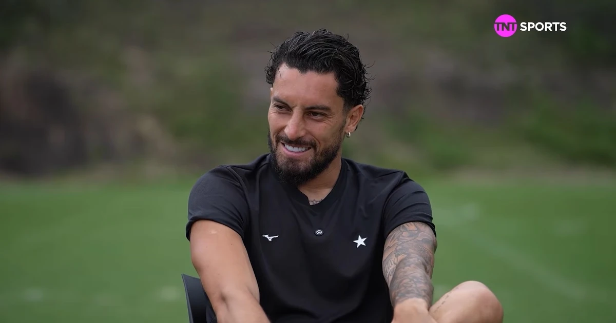 Alex Telles reafirma compromisso com o Botafogo e projeta conquistas futuras