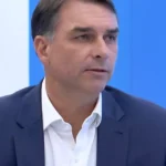 Almoço na Globo com Flávio Bolsonaro repete gesto feito com o pai em 2018