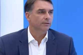 Almoço na Globo com Flávio Bolsonaro repete gesto feito com o pai em 2018