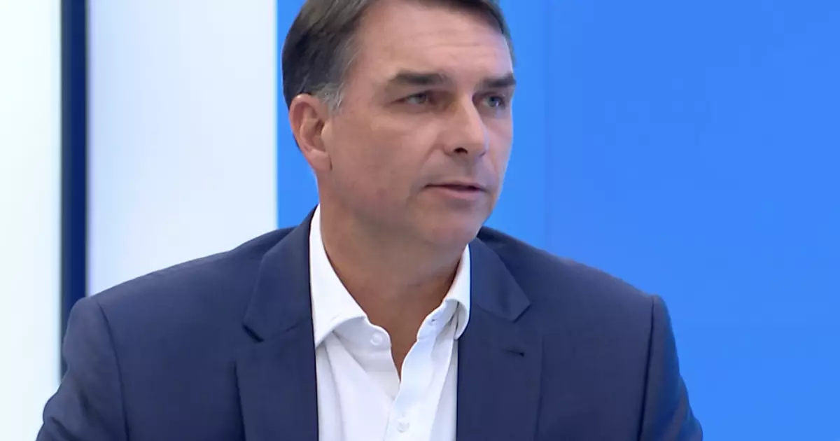 Almoço na Globo com Flávio Bolsonaro repete gesto feito com o pai em 2018
