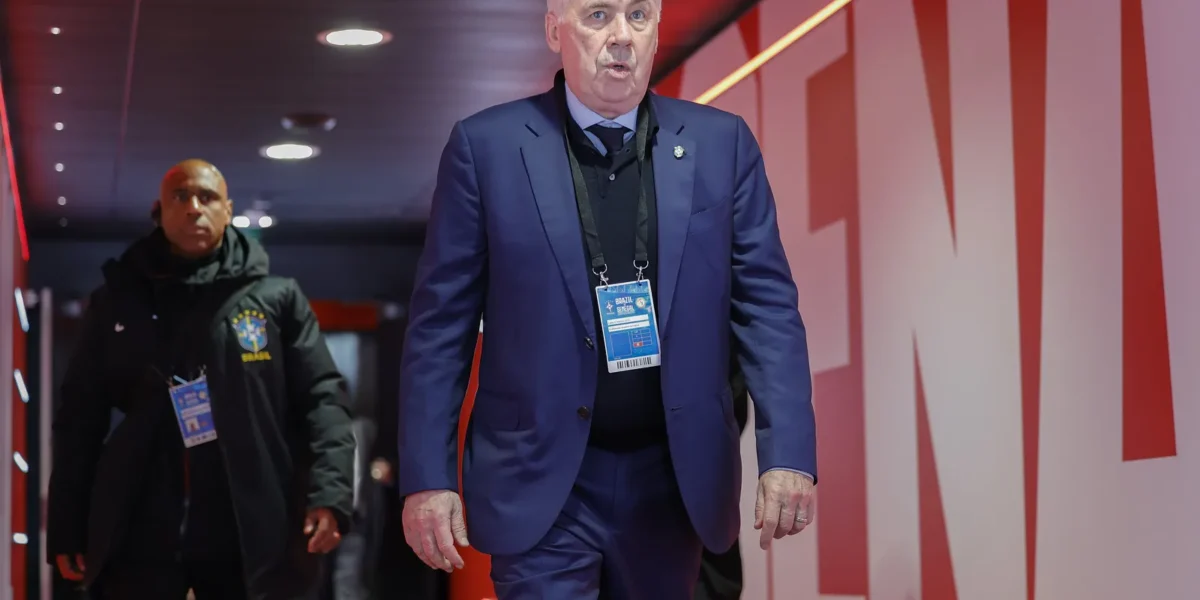 Ancelotti enfrenta críticas de torcedores após escolhas em amistoso da Seleção