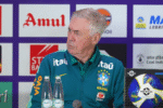Ancelotti une gesto de respeito cultural na Índia ao apelo por alegria no futebol brasileiro