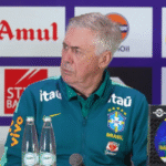 Ancelotti une gesto de respeito cultural na Índia ao apelo por alegria no futebol brasileiro